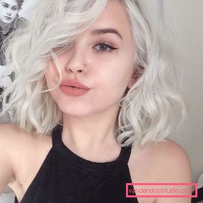 Bob avto na kodrasti lasje blondinke