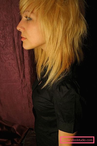 Dvojna kaskada na srednje dolgih blond lasah