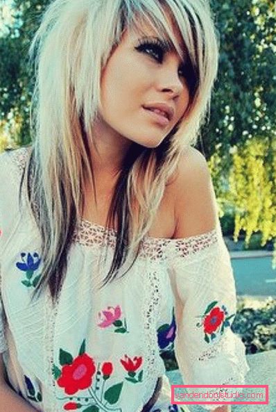 Dvojna kaskada na srednje dolgih blond lasah