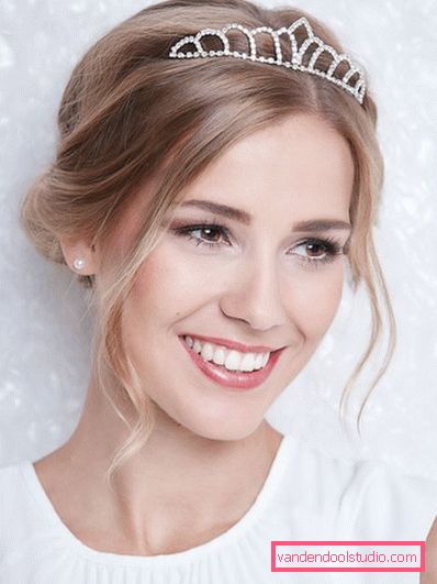Poročne frizure s tiara