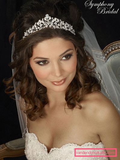 Poročne frizure z diademom na srednje dolgih laseh
