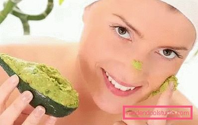 dekle postavi masko na obraz dekle postavi masko na obraz