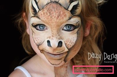dekle, poslikano pod žirafo dekle, poslikano pod žirafo