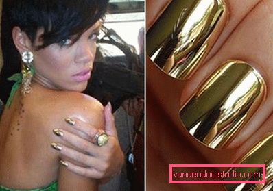 Rihanna z zlatimi nohti Rihanna z zlatimi nohti