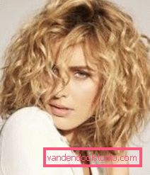 Dovoljeno z velikimi kodri na srednjih laseh Kako je perm v velikih curls na povprečni las danes