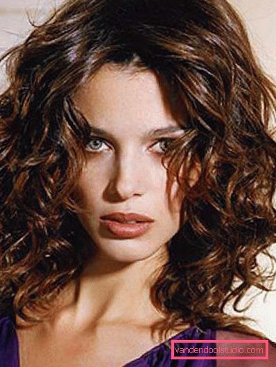 Dovoljeno z velikimi kodri na srednjih laseh Kako je perm v velikih curls na povprečni las danes