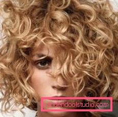 Dovoljeno z velikimi kodri na srednjih laseh Kako je perm v velikih curls na povprečni las danes