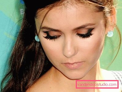 Nina Dobrev z večernim ličilom za oči Nina Dobrev z večernim ličilom za oči