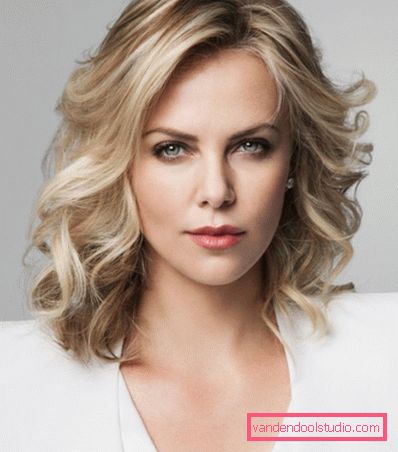striženje charlize theron Šarmantne pričeske in odbitki Charlize Theron