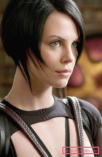 Šarmantne pričeske in odbitki Charlize Theron