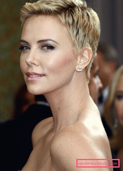 Šarmantne pričeske in odbitki Charlize Theron