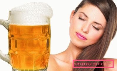 dekle s kozarcem peneče pijače dekle s kozarcem peneče pijače