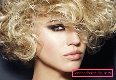 kodrasta blondinka kodrasta blondinka