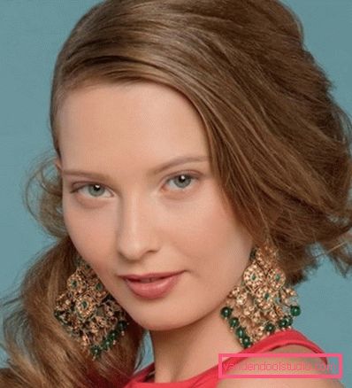 Pričeske s kodri na srednjih laseh Pričeske za srednje lase z kodri - styling možnosti za počitnice in maturantski ples