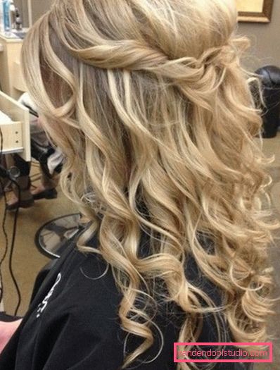 Pričeske s kodri na srednjih laseh Pričeske za srednje lase z kodri - styling možnosti za počitnice in maturantski ples