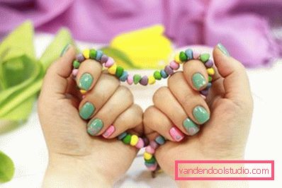 Dots nail art