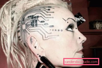 Dekle s cyberpunk tetovažo Dekle s cyberpunk tetovažo