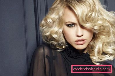 blondinka v črni obleki blondinka v črni obleki