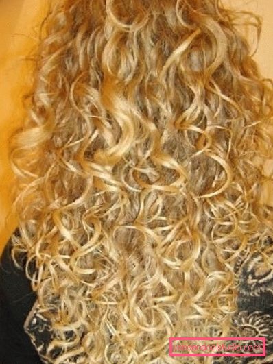 perm na dolgih laseh z velikimi kodri Izbira dodatka za dolge lase - fotografije dolgoročnega stila