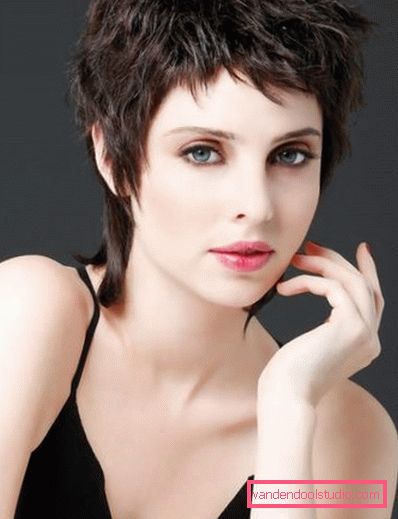 Haircut Cascade za kratke lase Vrste odbitkov Cascade na kratke lase z šiška in brez njega
