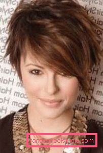 Haircut Aurora za kratke lase Ženska frizura Aurora na različnih dolžinah las