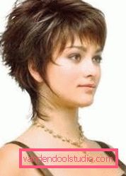 Haircut Aurora za kratke lase Ženska frizura Aurora na različnih dolžinah las